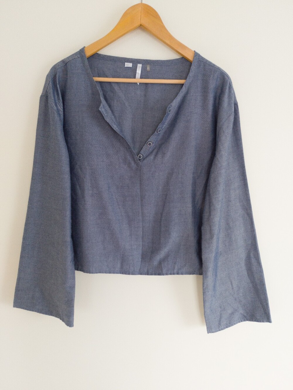 Travis Mathew Blue Chambray V-Neck Henley Top Cropped Flared Long Sleeve Large
